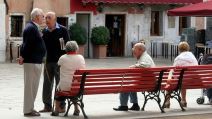 Penzioneri sede na klupi u Italiji
