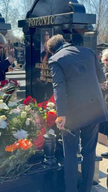 Ostoja Mijailovic poljubio i zagrlio grob Sase Popovica Suzana ga zagrlila (3).jpg