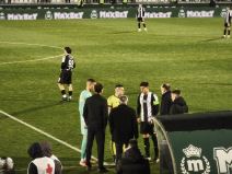 Sudija Milan Ilić objašnjava kapitenima i trenerima da ne radi VAR u Humskoj (3).jpg