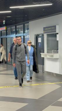 Lepa Brena, Boba Zivojinovic i Viktor stigli u Beograd (4).jpg