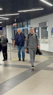 Lepa Brena, Boba Zivojinovic i Viktor stigli u Beograd (5).jpg