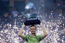 Danil Medvedev sa titulom u Dubaiju.