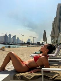 Anja Bla uživa u Dubaiju dok padaju bombe (4).jpg