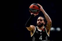 Dvejn Vašington šutira na koš.