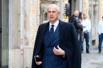 Zvezdan Terzić u odelu šeta Milanom.