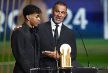 Rud Gulit pokazuje rukom na Lamina Jamala.