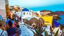 Turisti na Santoriniju u Grčkoj