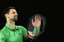 Novak Đoković aplaudira posle poteza protiv Karlosa Alkaraza na Australijan openu