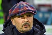 Siniša Mihajlović krupan kadar sa kapom na glavi.