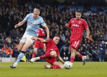 Nikola Milenković i Erling Holand na meču Sitija i Notingem Foresta