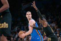 Nikola Topić na meču protiv Klivlenda dok ga čuva Denis Šruder