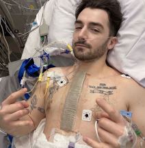 Danijel Nison u bolničkom krevetu nakon operacije srca