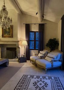 Od Elene Đokovići kupili vilu i kokošinjac sa kristalnim lusterom, sad pokazala vilu u Francuskoj