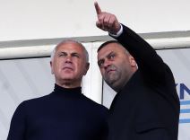 Zvezdan Terzić na utakmici Crvene zvezde i Novog Pazara dok mu neko pokazuje prstom.