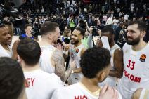 Košarkaši Monaka se pozdravljuaju posle pobede nad Parizom