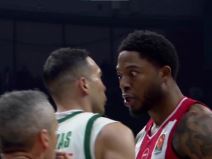 Tajrik Džouns i Kostas Slukas u duelu na meču Olimpijakosa i Panatinaikosa.