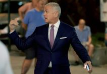 Zvezdan Terzić pokazuje rukom ka nekome.