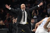 Đoan Penjaroja širi ruke na meču Partizana.