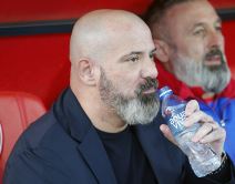 Dejan Stanković pije vodu.