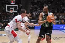 Džabari Parker na debiju za Huventud protiv Granade vodi loptu