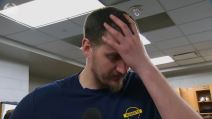 Nikola Jokić se hvata za glavu.