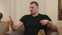 Nikola Jokić podigao prst da kaže Edinu Avdiću nešto tokom gostovanja u podkastu.