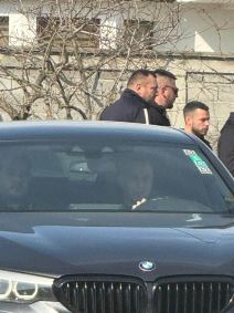 Darko Lazic place ispred porodicne kuce u Brestacu (1).jpg