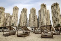 Prazne ležaljke na plažama u Dubaiju