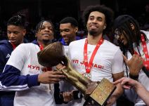 Džordan Nvora sa peharom Kupa Radivoja Koraća.