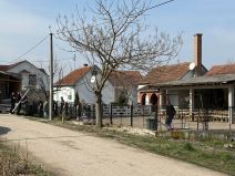 Stigao sator u dom Lazica Ocekuje se veliki broj ljudi na sahrani Darkovog brata Dragana (3).jpg