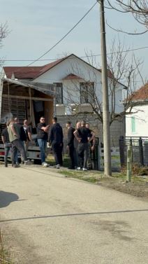 Stigao sator u dom Lazica Ocekuje se veliki broj ljudi na sahrani Darkovog brata Dragana (4).jpg