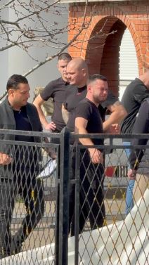 Porodicni prijatelj ljubi Draganovu umrlicu u jeca Potresne scene u domu Lazica u Brestacu (3).jpg