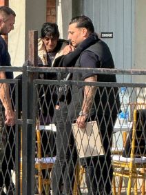 Porodicni prijatelj ljubi Draganovu umrlicu u jeca Potresne scene u domu Lazica u Brestacu (3).jpg