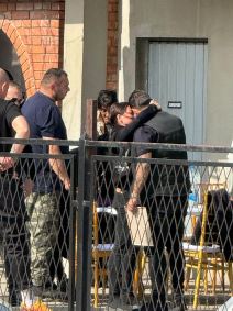 Porodicni prijatelj ljubi Draganovu umrlicu u jeca Potresne scene u domu Lazica u Brestacu (4).jpg