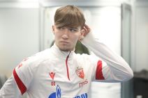 Vasilije Kostov se češe po glavi dok je u opremi Crvene zvezde.