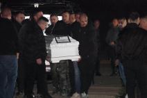 Telo pokojnog Dragana Lazića stiglo je u porodičnu kuću (4).jpg