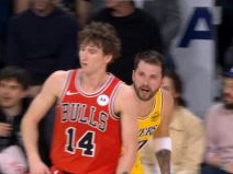 Luka Dončić u raspravi sa Buzelisom.