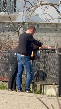 Draganovi prijatelji doneli štap za pecanje Darku Laziću On ne može sebi da dođe od suza (8).jpg