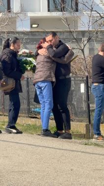 Draganovi prijatelji doneli štap za pecanje Darku Laziću On ne može sebi da dođe od suza (9).jpg