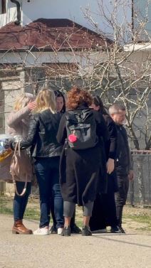 Draganova udovica prima saučešća Uplakana Ivana jedva stoji na nogama (1).jpg