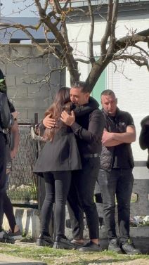 Ana Sević grli Darka, oboje jecaju Folkerova bivša u suzama, stigla sa mužem (3).jpg