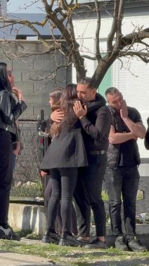 Ana Sević grli Darka, oboje jecaju Folkerova bivša u suzama, stigla sa mužem (4).jpg