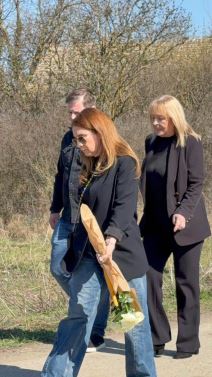 Stigla Darkova estradna majka Živkica Miletić došla na sahranu Lazićevog brata (3).jpg