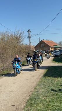 Desetine bajkera stiglo da isprati rodjenog brata Darka Lazica na vecni pocinak (3).jpg