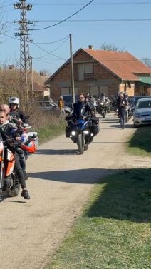 Desetine bajkera stiglo da isprati rodjenog brata Darka Lazica na vecni pocinak (4).jpg