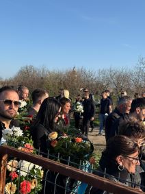 kolona venci prilazak groblju (1).jpg