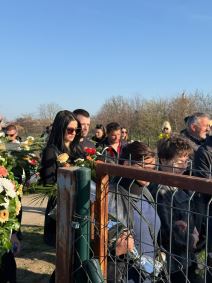 kolona venci prilazak groblju (2).jpg