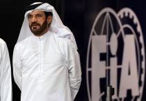 Mohamed Ben Sulajem predsednik FIA kraj logoa te organizacije