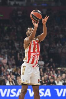 Džered Batler šutira u dresu Zvezde