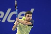 Miomir Kecmanović udara lopticu na turniru u Meksiku